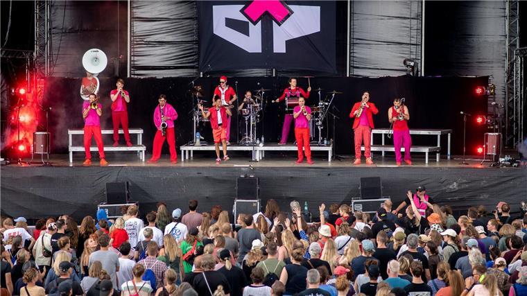 Sonne, Musik und Meer: „Watt en Schlick Festival“ gestartet Mit Posaunen und Trompeten eröffnete die aus München stammende Brass-Band Moop Mama x Älice das ausverkaufte Open-Air-Festival.