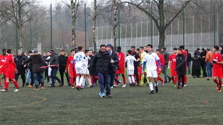 Nach Spielabbruch in der Regionalliga: Surheide und Arsten verlieren beide Mit provozierenden Gesten sorgte Arstens Trainer Turan Büyükata (Mitte) für Tumulte beim Regionalligaspiel in Surheide. Der Coach wurde nach dem Spielabbruch vom NFV-Sportgericht bis März gesperrt.