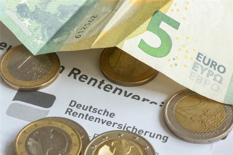 So sichert ihr euch zu zweit mehr Rente: Rentensplitting einfach erklärt Münzen und eine Banknote liegen auf einer Renteninformation der Deutschen Rentenversicherung. Mit Rentensplitting können Paare ihre Rentenansprüche gleichmäßig aufteilen und profitieren von einer gleichberechtigten Altersvorsorge. Aber was passiert im Fall der Fälle?