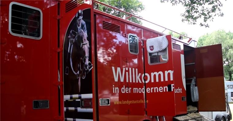 Mit riesigen Pferde-Trucks zu den Elmloher Reitertagen Mit riesigen Pferde-Trucks reisen die Reiter nach Elmlohe. In dieses Exemplar passen sieben Pferde.