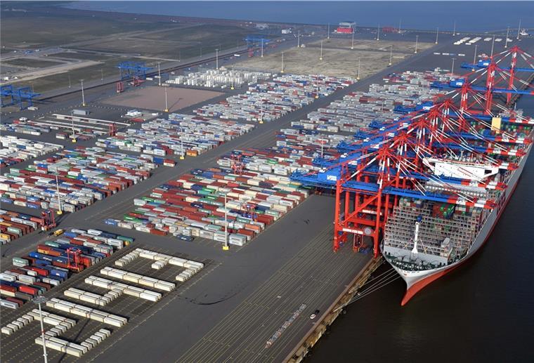 Bremer Grüner warnt vor Ausbau des Jade-Weser-Ports Containerschiff an der Kaje in Wilhelmshaven