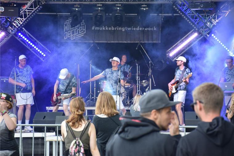 Mit Rockmusik und gerappten Texten eröffneten Wilson & Jeffrey "Andy ist auf einem Tennisturnier". Passend zum Namen des Tossenser Festivals hatten sie sich in Andre-Agassi-Outfits geschmissen.
