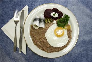 Mit Rollmops, Roter Bete, Gewürzgurke und Spiegelei präsentiert sich der Labskaus traditionell an der Küste.