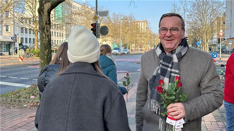 Wahlkämpfer Pistorius warnt: Demokratie von rechts in Gefahr Mit Rosen im Straßenwahlkampf