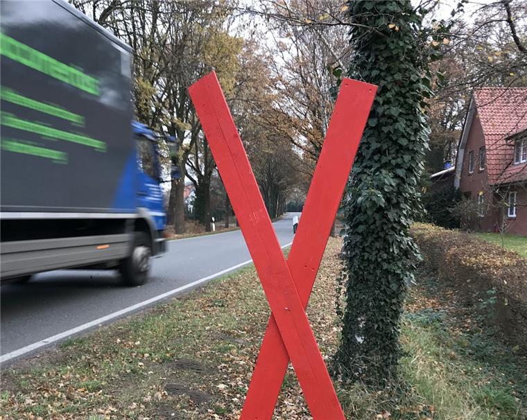Tarmstedter wehren sich gegen Erdgasförderung Mit roten Kreuzen signalisieren Bürger, dass sie nicht mit der Suche nach Erdgas in ihrem Dorf einverstanden sind.
