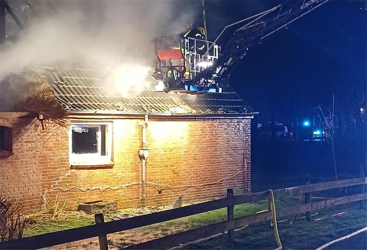 Bauernhaus in Flammen: Ein Toter bei Brand in der Wesermarsch Mit rund 110 Einsatzkräften rückte die Feuerwehr zu einem Brand in Stadland aus. Für einen Mann kam allerdings jede Hilfe zu spät.