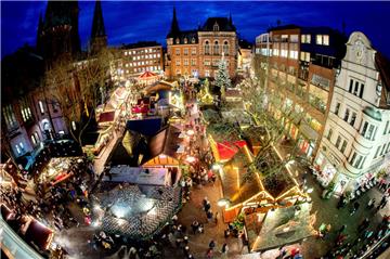 Mit rund 125 Ständen ist der Oldenburger Weihnachtsmarkt zwischen Rathaus und Schloss einer der größten Märkte im Nordwesten.