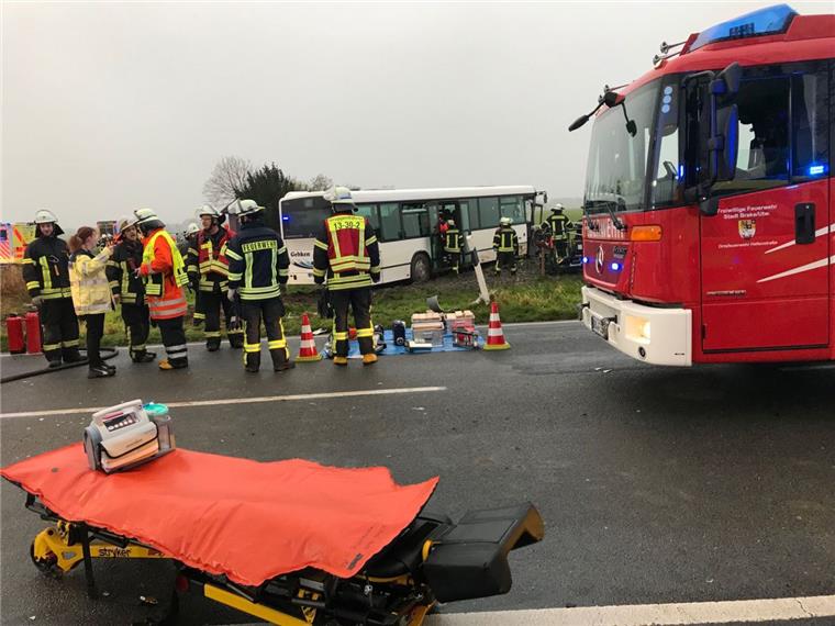Brake: Schulbus mit 40 Kindern prallt mit Transporter zusammen Mit rund 40 Schulkindern besetzt war der Bus, der am Mittwochmorgen in Brake verunglückte.