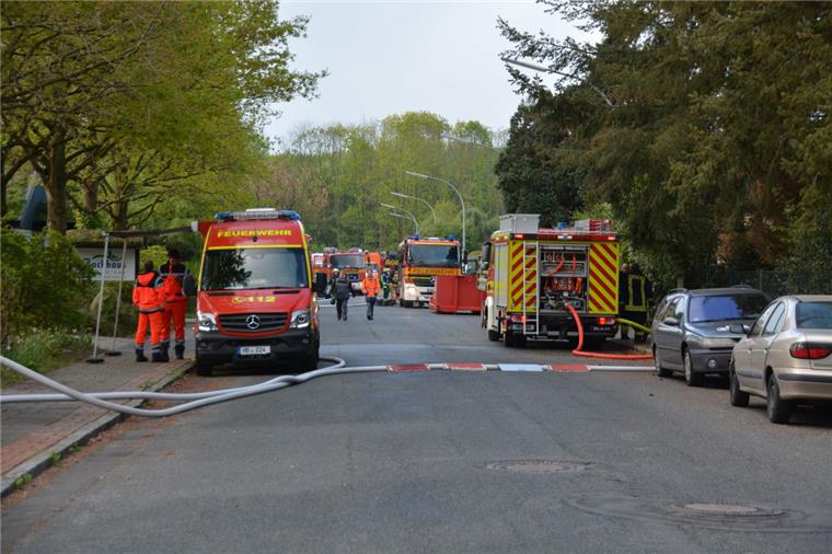 Mit rund 85 Einsatzkräften waren Feuerwehr, Rettungsdienst und THW bei dem Feuer vor Ort.