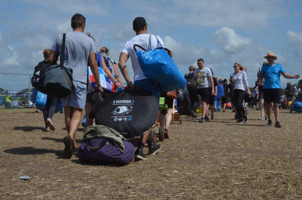 Deichbrand-Sonntag: Einige Besucher reisen schon am Nachmittag ab Mit Sack und Pack geht's für zahlreiche Deichbrand-Besucher am Sonntag zu den Parkplätzen.