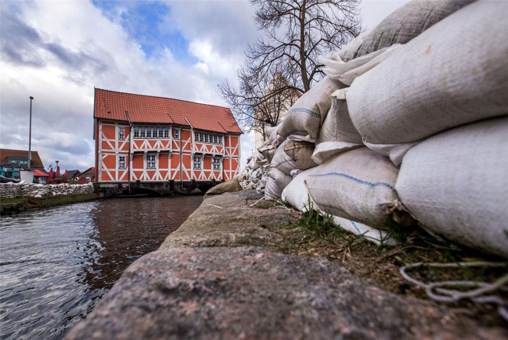 Mit Sandsackmauern hatten sich die Menschen in Wismar (Mecklenburg-Vorpommern) vor der angekündigten Sturmflut gesichert. Das Bundesamt für Seeschifffahrt und Hydrographie hatte eine Sturmflut mit Höchststände von etwa 1,50 Meter über Normal an der gesamten deutschen Ostseeküste angekündigt.