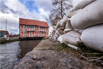 Mit Sandsackmauern hatten sich die Menschen in Wismar (Mecklenburg-Vorpommern) vor der angekündigten Sturmflut gesichert. Das Bundesamt für Seeschifffahrt und Hydrographie hatte eine Sturmflut mit Höchststände von etwa 1,50 Meter über Normal an der gesamten deutschen Ostseeküste angekündigt.