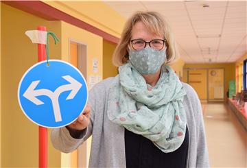 Mit Schildern wie diesem wird in der Grundschule Butjadingen dafür gesorgt, dass alle Distanz zueinander wahren. Zudem muss fast überall ein Mund- und Nasen-Schutz getragen werden. Schulleiterin Christine Thaden-Decken geht mit gutem Beispiel voran.