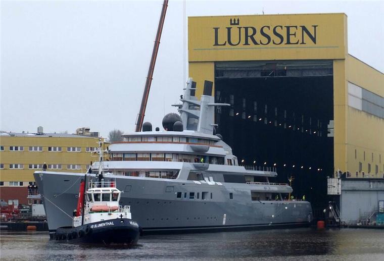 Unfall-Yacht „Alibaba“ verlässt Lürssen-Werft vorzeitig für Schadensuntersuchung Ein Schlepper zieht eine Yacht aus einem Baudock