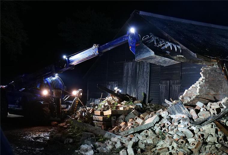 Wohnhaus in Beverstedt brennt bis auf die Grundmauern nieder Mit schwerem Gerät mussten einsturzgefährdete Wände des Gebäudes eingerissen werden.