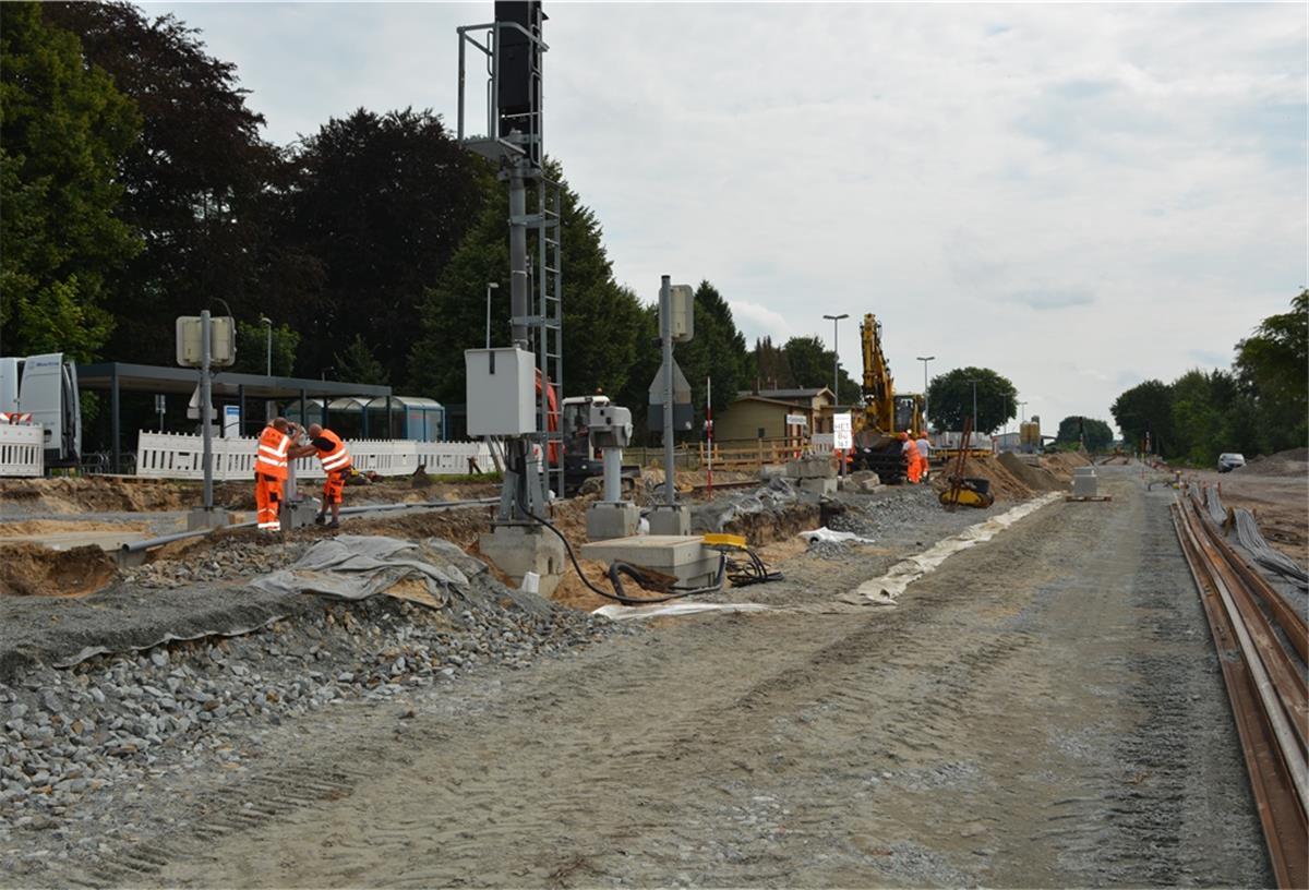 Geestenseth: Umbau des Bahnhofs liegt im Zeitplan Mit schwerem Gerät wird derzeit am Geestensether Bahnhof gearbeitet. Die Bahnsteige werden verlängert und modernisiert.