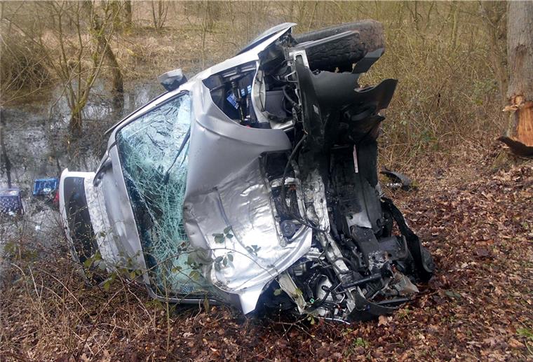 Bei Unfall schwer verletzt: 65-Jährige kracht bei Lauenbrück gegen Baum Mit schweren Verletzungen wurde die Fahrerin dieses Autos aus dem Fahrzeugwrack geborgen.