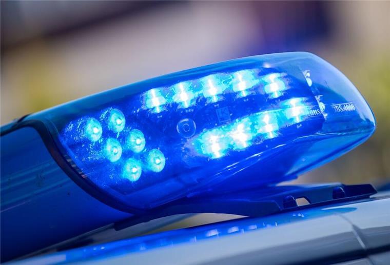 Schwerer Unfall im Cuxland: Junge Frau (25) prallt gegen Baum Mit schweren Verletzungen wurde die junge Frau in ein Krankenhaus gebracht.