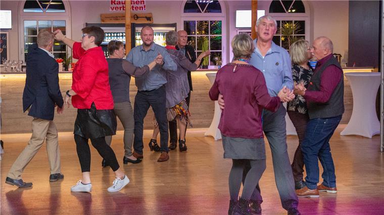 Die Wesermarsch feiert ausgelassen ins neue Jahr Mit Schwung ging es in der Markthalle Rodenkirchen ins neue Jahr.