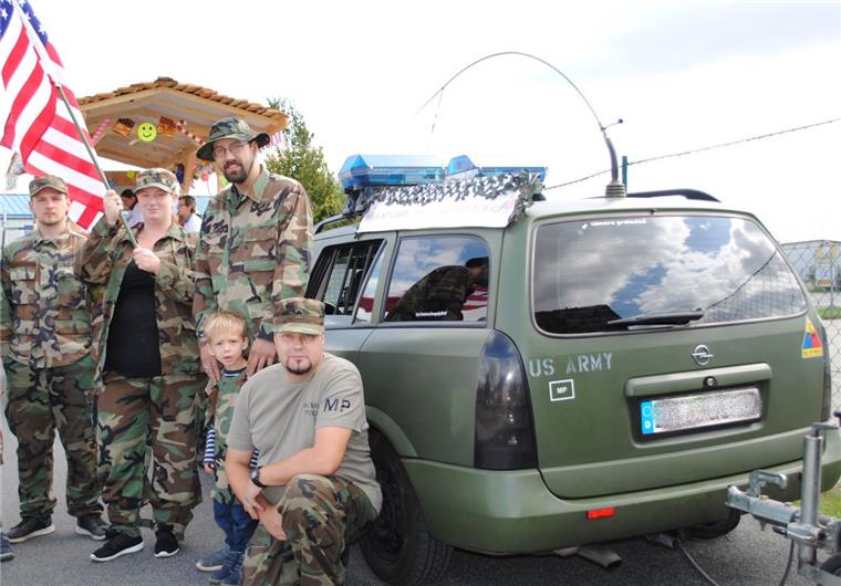 Auf der Jagd nach Olivgrün: Mark Heinlein ist leidenschaftlicher Militärsammler Mit seinem Fahrzeug "Tarni" und einigen Freunden hat Mark Heinlein (knieend) am Hagener Herbstmarktumzug teilgenommen.