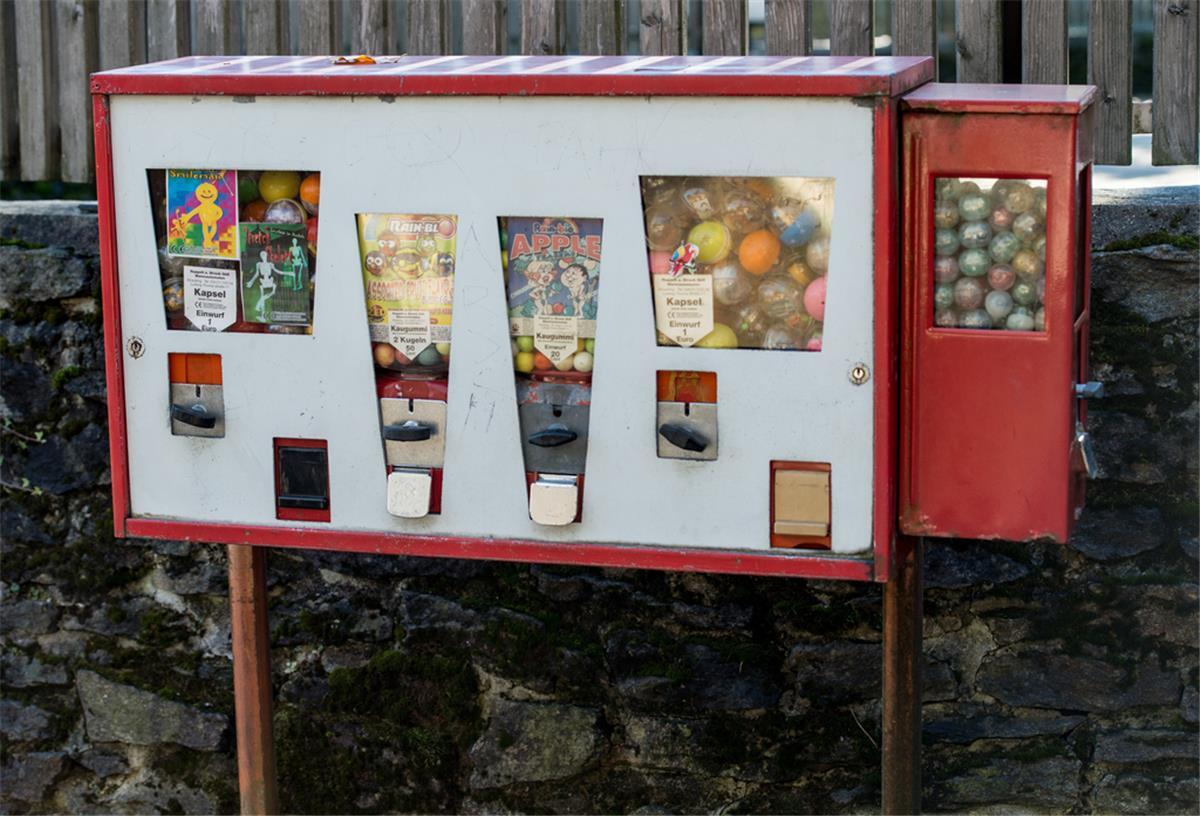 Mit einem Kaugummi-Automaten überzeugt der Bremer die Jury Ein alter Kaugummiautomat.
