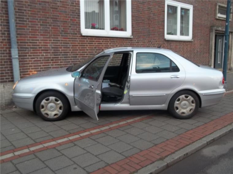 80-Jähriger fährt mit seinem Auto gegen Hauswand in Geestemünde Mit seinem silbernen Auto ist ein 80 Jahre alter Mann in Geestemünde gegen eine Hauswand gefahren.