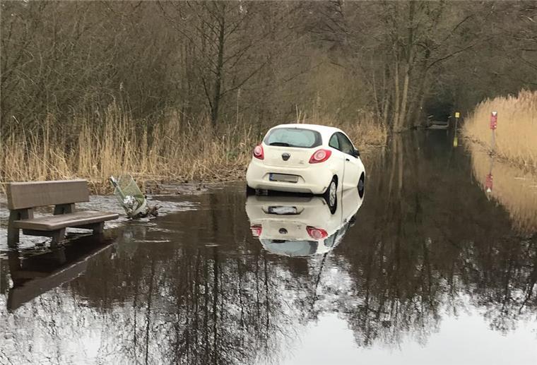 Orientierungsloser Senior (84) fährt in Hochwasser und muss gerettet werden Mit seinem weißen Kleinwagen hat sich der 84-Jährige im Wümme-Hochwasser festgefahren.