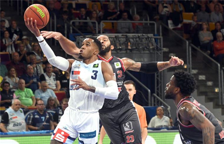 Mit seinem Zug zum Korb ist Kasey Hill (links) eine der gefährlichsten Waffen in der Eisbären-Offensive. Diese Stärke des Spielmachers soll auch in Nürnberg zum Tragen kommen. 