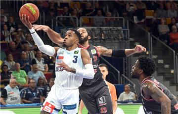 Mit seinem Zug zum Korb ist Kasey Hill (links) eine der gefährlichsten Waffen in der Eisbären-Offensive. Diese Stärke des Spielmachers soll auch in Nürnberg zum Tragen kommen. 