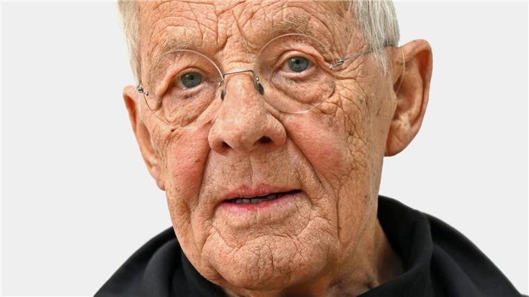 Schauspielern auf der Zielgeraden - Rolf Becker wird 90 Mit seinen Kindern Ben und Meret Becker steht er in regem Austausch.