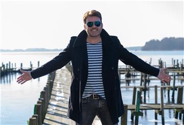 Mit seinen Songs ist Oliver Lukas mittlerweile auf mehr als 4,1 Millionen verkauften Tonträgern vertreten.