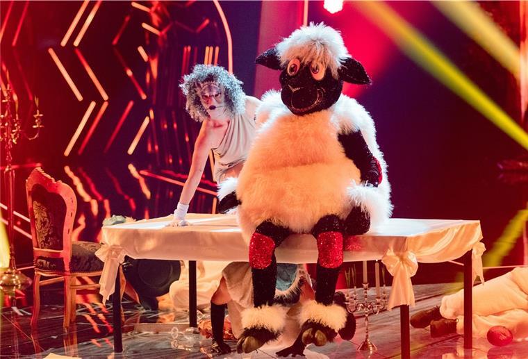 Dieser Sportler steckt in Schaf-Kostüm bei „The Masked Dancer“ Mit seiner Darbietung konnte "Das Schaf" die Zuschauer nicht überzeugen.
