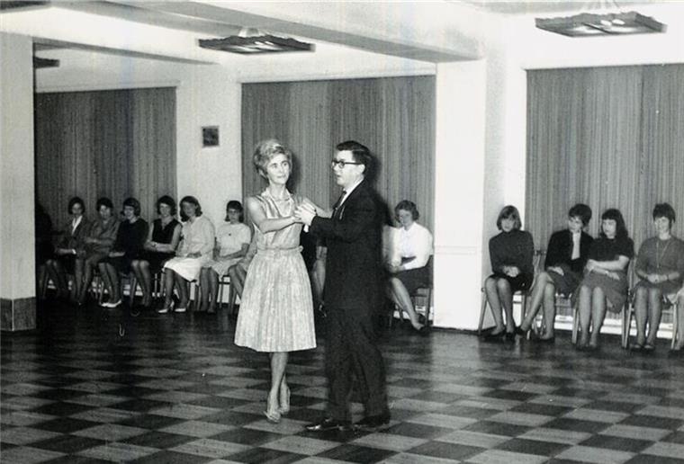 Jetzt ist offiziell: Straße wird nach Else und Helmut Beer benannt Mit seiner Frau Else übernahm Helmut Beer 1960 die Tanzschule Eichentopf in der Elbestraße.