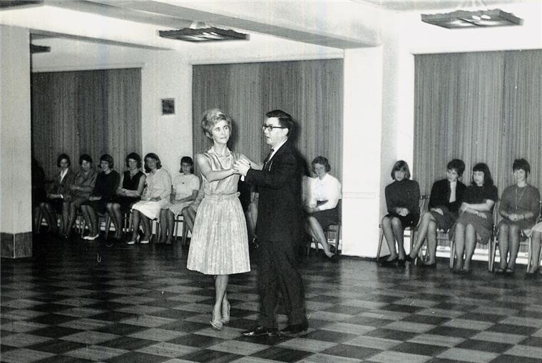 Zusammengefasst! Das war der Montag im nord24-Land Mit seiner Frau Else übernahm Helmut Beer 1960 die Tanzschule Eichentopf in der Elbestraße.