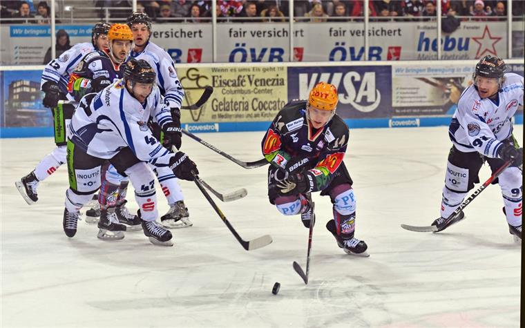 Die Pinguins verlängern auch mit Ross Mauermann Mit seiner Schnelligkeit kann Ross Mauermann (Zweiter von rechts) jede Abwehr in Schwierigkeiten bringen. Der 27-jährige stürmt auch in der nächsten Saison für die Pinguins. Foto Scheschonka