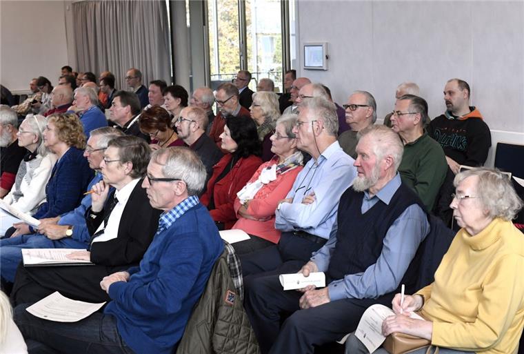 Mit skeptischen Mienen verfolgten etliche betroffene Bürger die Debatte über Schutzmaßnahmen gegen den Grundwasseranstieg in Wulsdorf. Nach zweieinhalbstündiger Debatte gab es Beifall für einen einstimmigen Beschluss der Stadtverordnetenversammlung.  Foto Scheer
