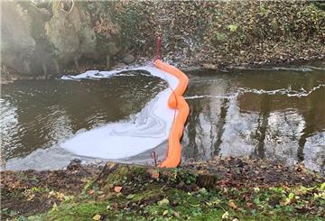 Mit solchen Ölsperren wurde die Ausbreitung des Öls auf der Oste gestoppt.