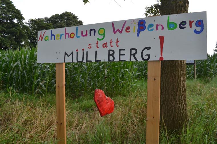 Hagen: Politiker wollen Freizeitgebiet und keine Deponie Mit solchen Schildern zeigen die Menschen in der Gemeinde ihren Protest gegen die Deponie. Der Gemeinderat hat jetzt eine Stellungnahme beschlossen.