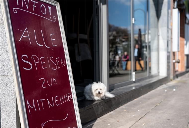 Niedersachsen zieht nach: Restaurants und Cafés schließen Mit Speisen zum Mitnehmen wirbt ein Restaurant.
