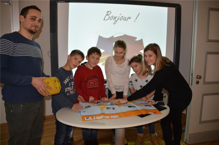In Bederkesa spricht man Französisch Mit Spiel und Spaß und Hand und Fuß haben Manon Laurine (rechts) und Guilhelm Arnould (links) Schülern der fünften Klassen am NIG Einblicke in die französiche Sprache ermöglicht. Julius (Kinder von links), Ole, Anika und Chiara machen begeistert mit.