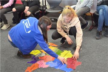 Mit spielerischen Mitteln versucht Cécile Larralde vom "France Mobil", Schüler für Frankreich und Französisch zu begeistern.  