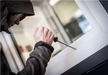 Mit spitzem Werkzeug geht's ran an die Fenster: So sollen die Angeklagten bei einer Vielzahl von Wohnungseinbrüchen auch im Cuxland vorgegangen sein.