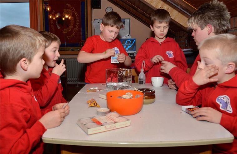 Wurster Löschifanten sind mit Feuereifer bei der Sache Mit Spritzflasche und Teelichtern wird bei der Kinderfeuerwehr Mulsum der Gebrauch eines Feuerlöschers simuliert. Foto Ulich