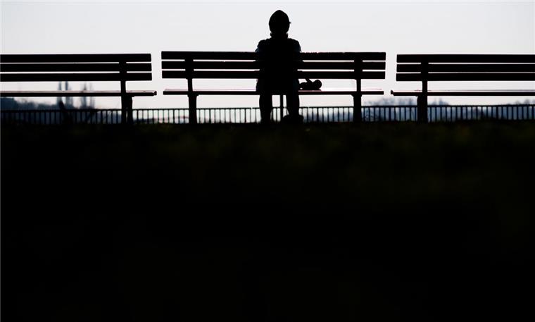 Suizidgedanken: Einsamkeit gehört zu den wichtigsten Beweggründen Mit Suizidgedanken beschäftigen sich zunehmend mehr Menschen im Cuxland. Dabei spielt Einsamkeit eine große Rolle. Das weiß auch die Telefonseelsorge.