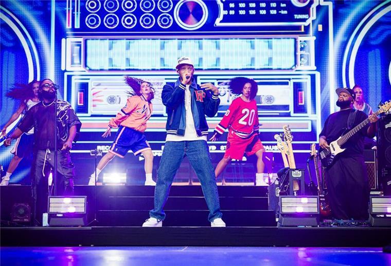 Mit Tänzerinnen und Liveband sorgt Will Smith in Wolfsburg für Stimmung.