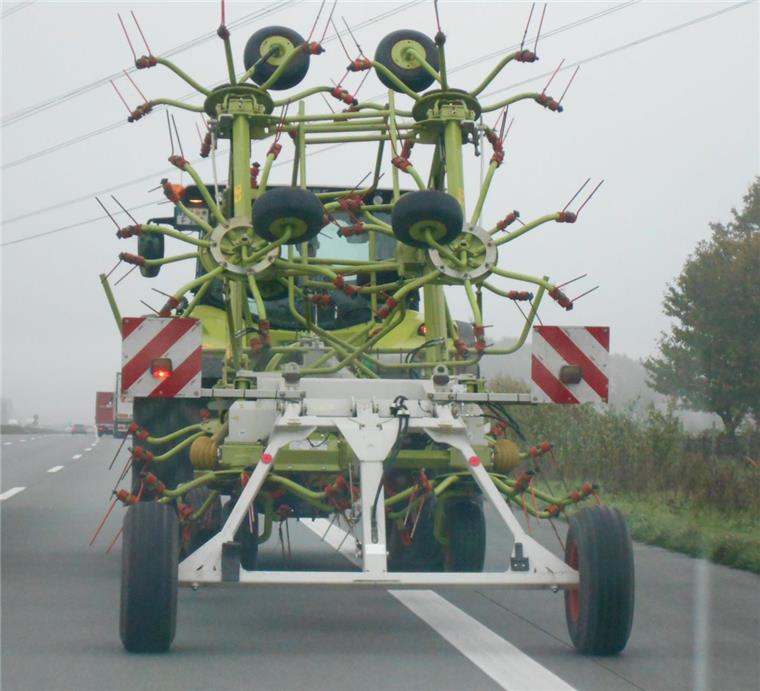 Bekiffter Jugendlicher schleicht bei Sottrum mit Trecker über die Autobahn Mit Tempo 50 tuckerte dieser Trecker am Dienstag über die A1. Um auf der Autobahn fahren zu dürfen, muss ein Fahrzeug aber mindestens 60 Km/h fahren können.