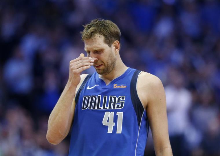 Dirk Nowitzki will Basketball-Karriere beenden Mit Tränen in den Augen: Dirk Nowitzki kündigt sein Karriereende an.