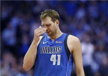 Mit Tränen in den Augen: Dirk Nowitzki kündigt sein Karriereende an. 