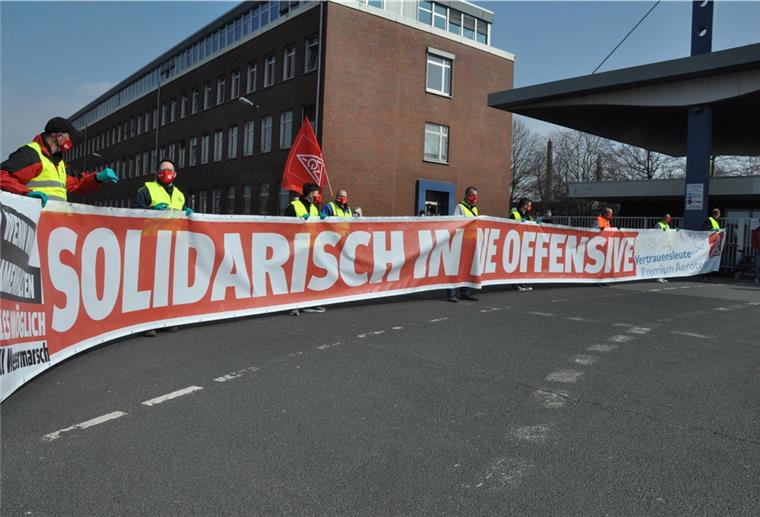Warnstreik bei Premium Aerotec in Nordenham Mit Transparenten standen Vertrauensleute der IG Metall am Mittwoch vor dem Eingangstor von Premium Aerotec.
