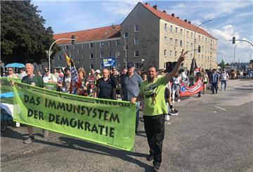 Mit Transparenten und Sprechchören zogen am Samstag rund 200 Querdenker von der Stadthalle über die Streesemannstraße (Bild) durch Lehe und Mitte und dann wieder zurück zum Ausgangspunkt. Autofahrer mussten sich in Geduld üben.